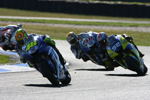 Rossi davanti a Toseland 